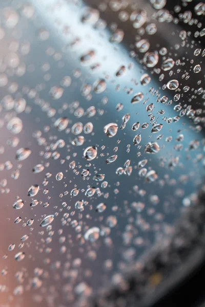 Gotas de agua en el fondo de cristal ventana. — Foto de Stock