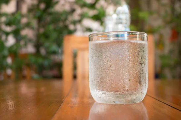 Bir bardak su, su iç ya da temiz su iç.. — Stok fotoğraf