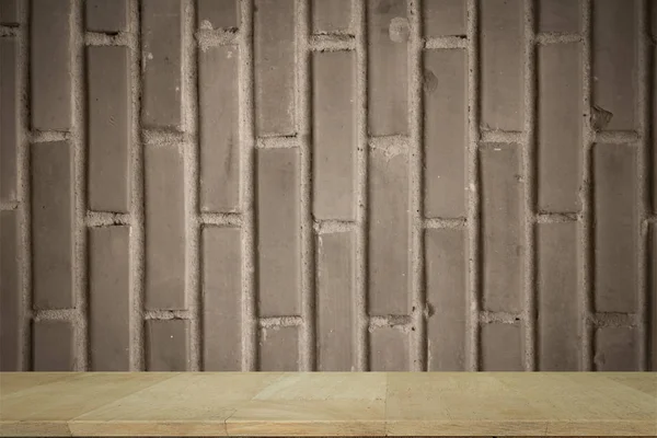Tavolo in legno per presentazione prodotto con mattone Wall Rust Color — Foto Stock