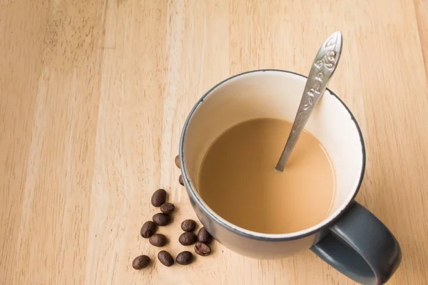 テーブルの上にミルクとコーヒー豆とコーヒーカップ — ストック写真