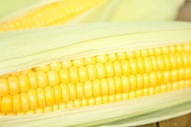 Tahta masadaki taze mısırları kapat..