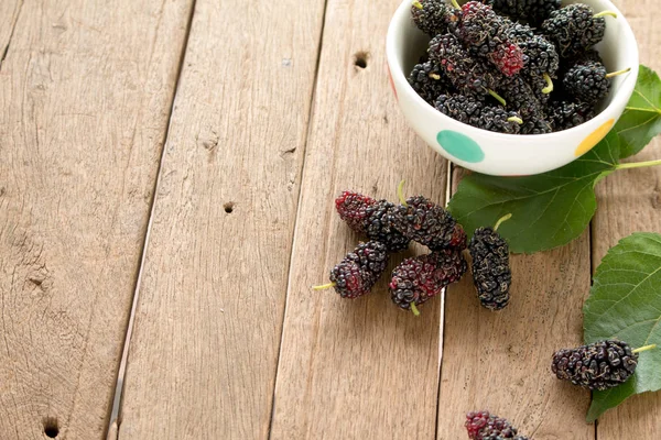 Maulbeere ist gesundes Obst für Saft auf Holztisch. — Stockfoto