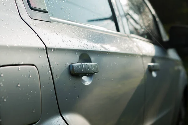 Fermer la poignée humide de la voiture de porte après la pluie dans un mauvais éclairage . — Photo