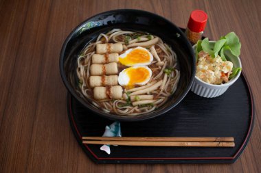 Japon buğday eriştesi, ahşap masa arkasında Udon eriştesi..