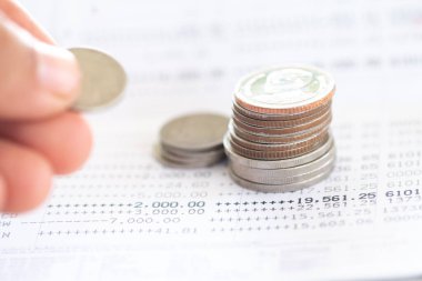 Tayland sikkelerinin seçici odak noktası beyaz arkaplan üzerine banka hesap beyanı üzerine yığılmış, kopyalama alanı ile yatırım konsepti için para toplamak.