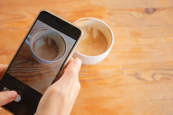 Una Mujer Usar Teléfono Celular Tomar Una Taza Café Caliente — Foto de Stock