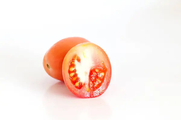 Isolé Tomates Fraîches Sur Fond Blanc — Photo