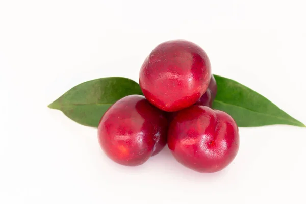 Aislado Ciruela Cereza Roja Fresca Sobre Fondo Blanco —  Fotos de Stock