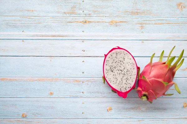Ejderha meyvesi ya da açık mavi ahşap masa zemininde Pitaya meyvesi, yaz meyvesi.