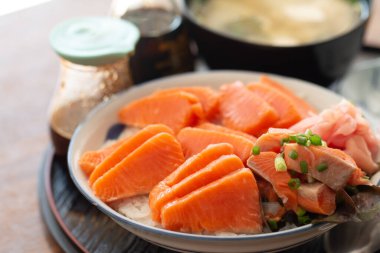 Japon usulü somon balığı ve pirinç kasesi ya da donburi ile somon yumurtası..