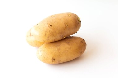 Beyaz arka planda izole edilmiş patatesleri kapat.