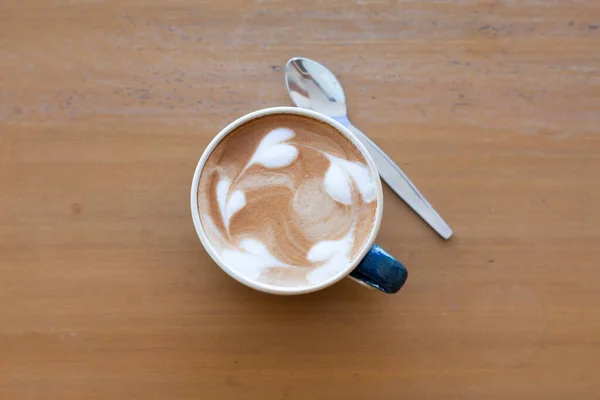 Κοντινό Πλάνο Ένα Φλιτζάνι Ζεστό Καφέ Latte Art Ξύλινο Τραπέζι — Φωτογραφία Αρχείου