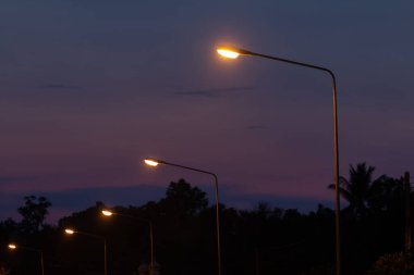 Akşam manzarası. Yol kenarındaki aydınlatma direkleriyle..