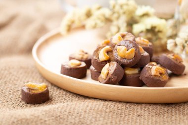 El yapımı çikolatalı kurabiyeler Singapur usulü ya da eskimiş arka planda kurumuş, klasik çiçekli kaju kurabiyeleri..