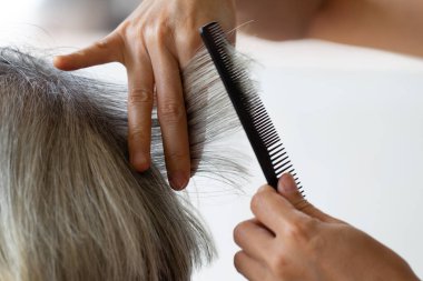 Saç kesen makaslı yakın plan berber..