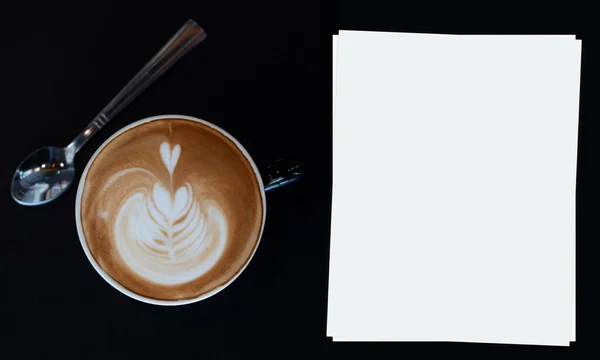 Une Tasse Café Latte Art Sur Une Table Bois Sombre — Photo
