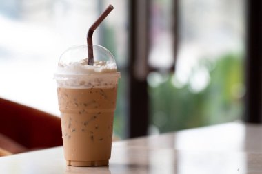 Milkshake 'li buzlu kahve, kafedeki masa arkasında yaz içeceği..