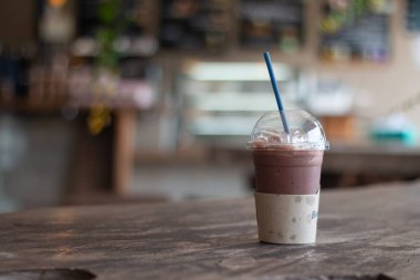 Buzlu çikolatalı milkshake, kafedeki ahşap arka planda yaz içecekleri..