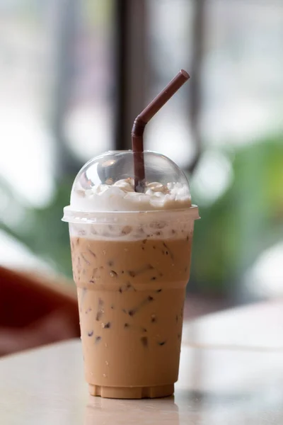 ミルクシェイク付きのアイスコーヒー カフェで机の上で夏のリフレッシュドリンク — ストック写真