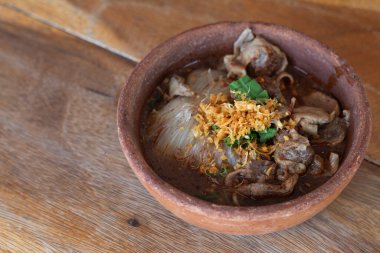 Domuz etli şehriye ve çorbalı domuz köftesi, Tayland eriştesi tarzı..