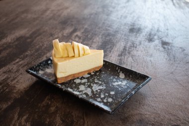 Tahta masa arkasında Durian meyveli peynirli kek ve Durian kreması. Tayland ve Asya 'da tatlı olarak yaz meyvesi.