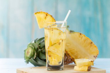 Ananas Suyu Ananas Parçaları Sağlıklı içecek ve yaz meyveli içecek kavramı.