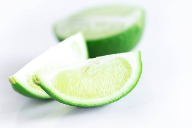 Beyaz arkaplanda izole edilmiş taze kireç.