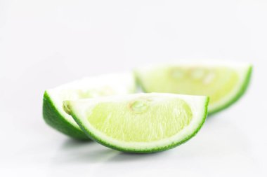 Beyaz arkaplanda izole edilmiş taze kireç.