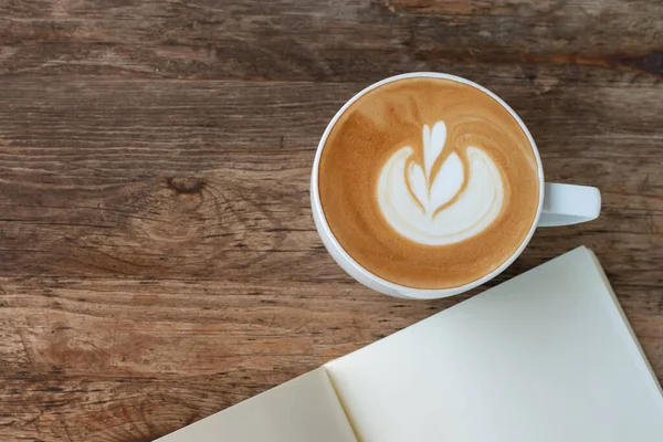 Folleto Blanco Sobre Mesa Madera Con Una Taza Café — Foto de Stock