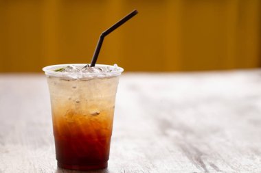 Limonlu buzlu çay ve ballı yaz içeceği..