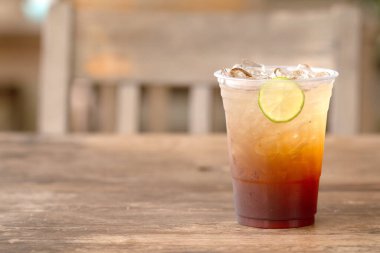 Limonlu buzlu çay ve ballı yaz içeceği..