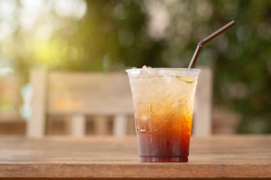 Limonlu buzlu çay ve ballı yaz içeceği..