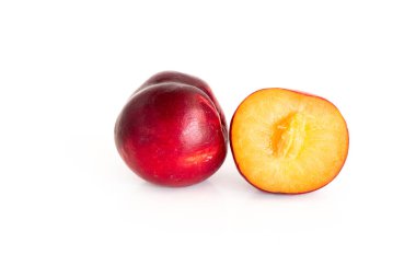 Beyaz zemin üzerinde taze kırmızı kiraz eriği izole edilmiş..