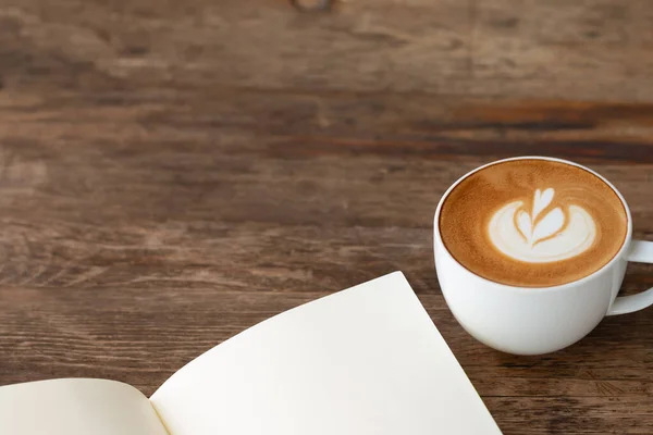 Leeres Büchlein Auf Holztisch Mit Einer Tasse Kaffee — Stockfoto
