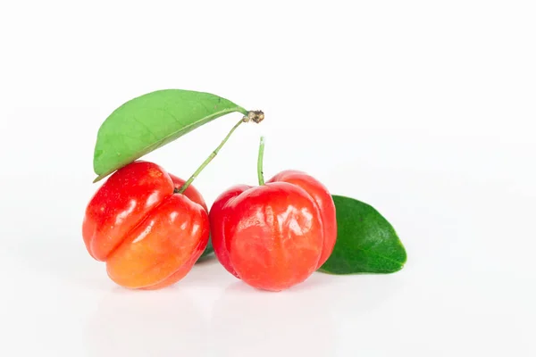 白色背景的新鲜的巴巴多斯樱桃 分离的水果 — 图库照片