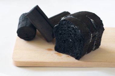 Organik ev yapımı kömür ekmeğini kapat.