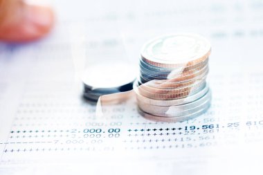 Thai 'nin madeni paralarının iş hayatı görüntüsü ve para toplama konseptiyle birlikte banka hesap beyannamesinin sayfasına iki kez eklenmiş hali.