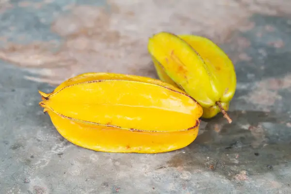 Apel Bintang Matang Dengan Latar Belakang Kayu Gelap Atau Buah — Stok Foto