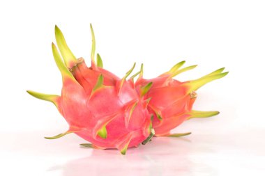 Beyaz arka planda ejderha meyvesi veya pitaya meyvesi.