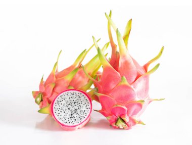 Beyaz arka planda ejderha meyvesi veya pitaya meyvesi.