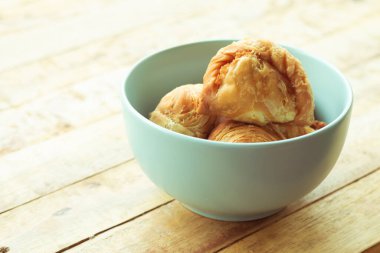 Mısır gevreğindeki körili börek eski masanın üzerine fotokopi masası konmuş..