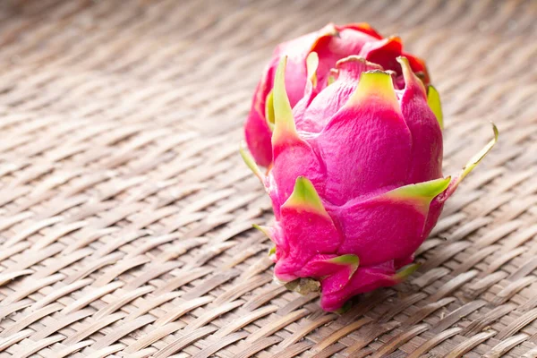 Ahşap zemin üzerinde taze pitahaya meyvesi ya da fotokopi alanı ile olgun ejderha meyvesi rengi.