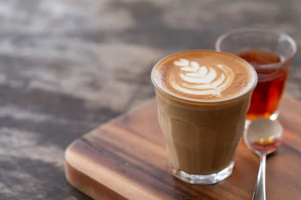 Eine Glastasse Latte Art Kaffee Auf Holztisch — Stockfoto