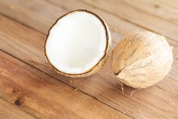 Close Coco Sobre Fundo Madeira — Fotografia de Stock