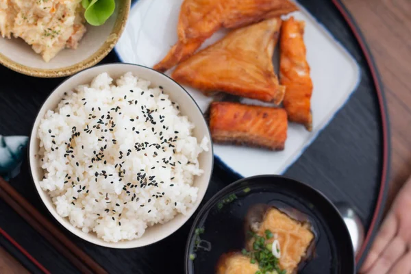 Närbild Japansk Mat Teriyaki Lax Med Ris Serveras Träbord — Stockfoto