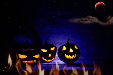 Cadılar Bayramı balkabağı kafalı Jack feneri koyu arkaplanda.