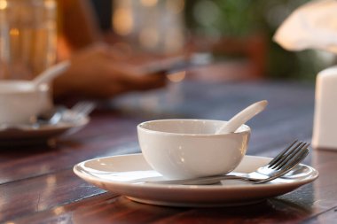 Masa ahşap yemek masasına kuruldu.