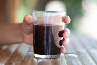 Sabahları elinde kahve tutan kız Tayland kahvecisi tarzında..