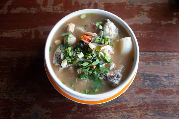 Sopa Peixe Picante Com Sabor Erva Cidreira Limão Servido Mesa — Fotografia de Stock