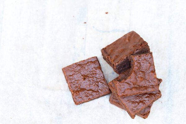 Закрыть домашние шоколадные брауни с копировальным пространством.
